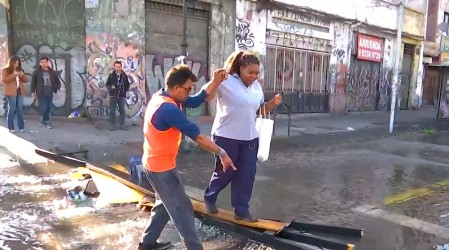Vecinos improvisaron pasarela para cruzar la calle tras rotura de matriz en Recoleta