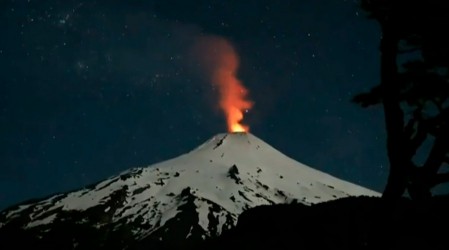 "¿Viene una erupción? No necesariamente": Experto explica incandescencia en el volcán Villarrica