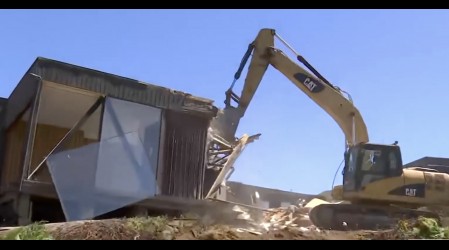 Con retroexcavadora demuelen cabañas de lujo en el borde costero de Pupuya
