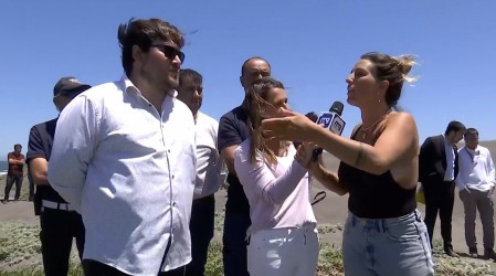Vecina encara al Alcalde de Navidad durante la demolición de cabañas de lujo