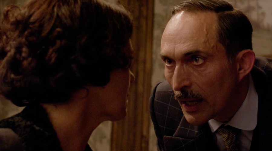 Cornelius intenta escapar con Antonia - Capítulo 61