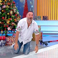 José Antonio Neme vivió chascarro al caer de un scooter a centímetros del árbol de Navidad