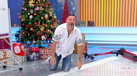 José Antonio Neme vivió chascarro al caer de un scooter a centímetros del árbol de Navidad