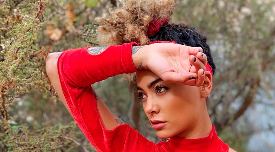 "Se ven felices y preciosas": Camila Recabarren sorprendió al presentar a su pareja públicamente en evento