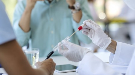 Farmacias Ahumada realizará 1.800 test gratis de VIH en Providencia y La Florida