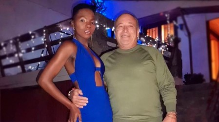 Joven pareja de 'Tatón' Púrpura deslumbra con lujosos vestidos en evento