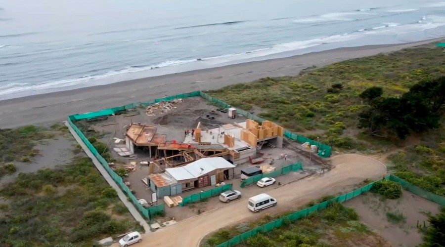 Sin resolución medioambiental y en zona inundable: Las problemáticas casas de lujo en la playa Puertecillo