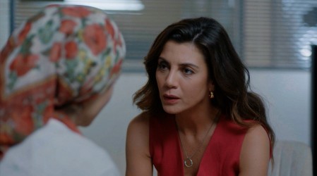 Azra ayudará a una madre maltratada: Mira un adelanto de 'Secretos del Matrimonio'