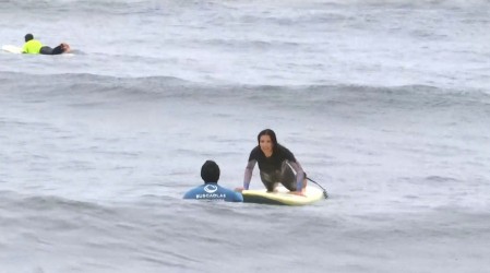 Karla Constant y María José Quintanilla se la jugaron surfeando en Pichilemu