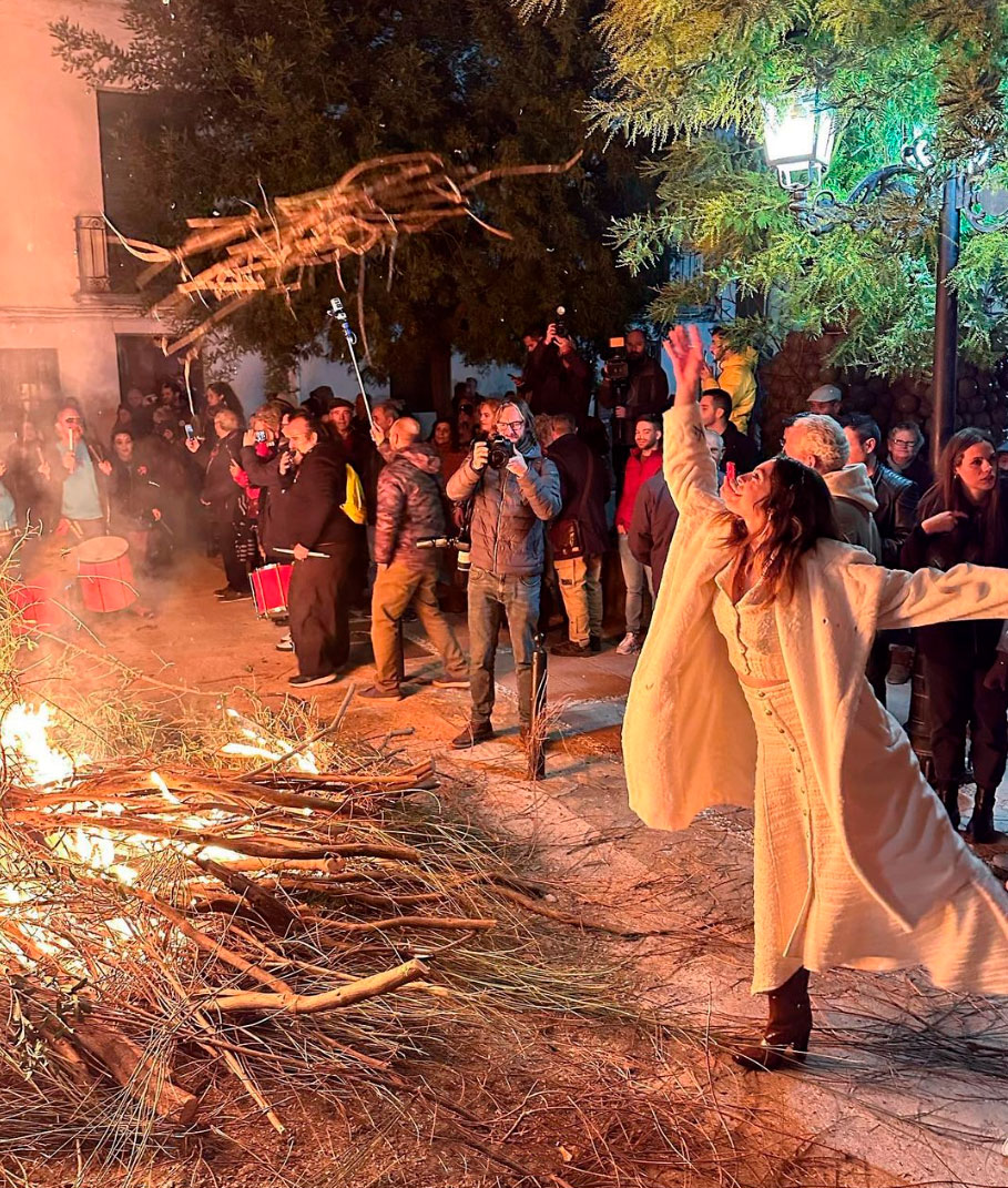 Melis Sezen participa en la quema de chiscos de Torvizcón