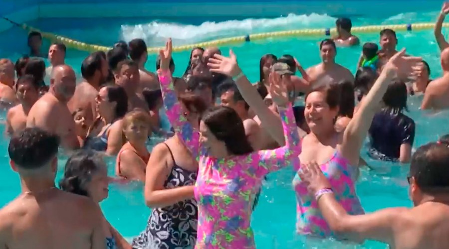 Una piscina con olas amenizó la tarde en 'De Paseo'