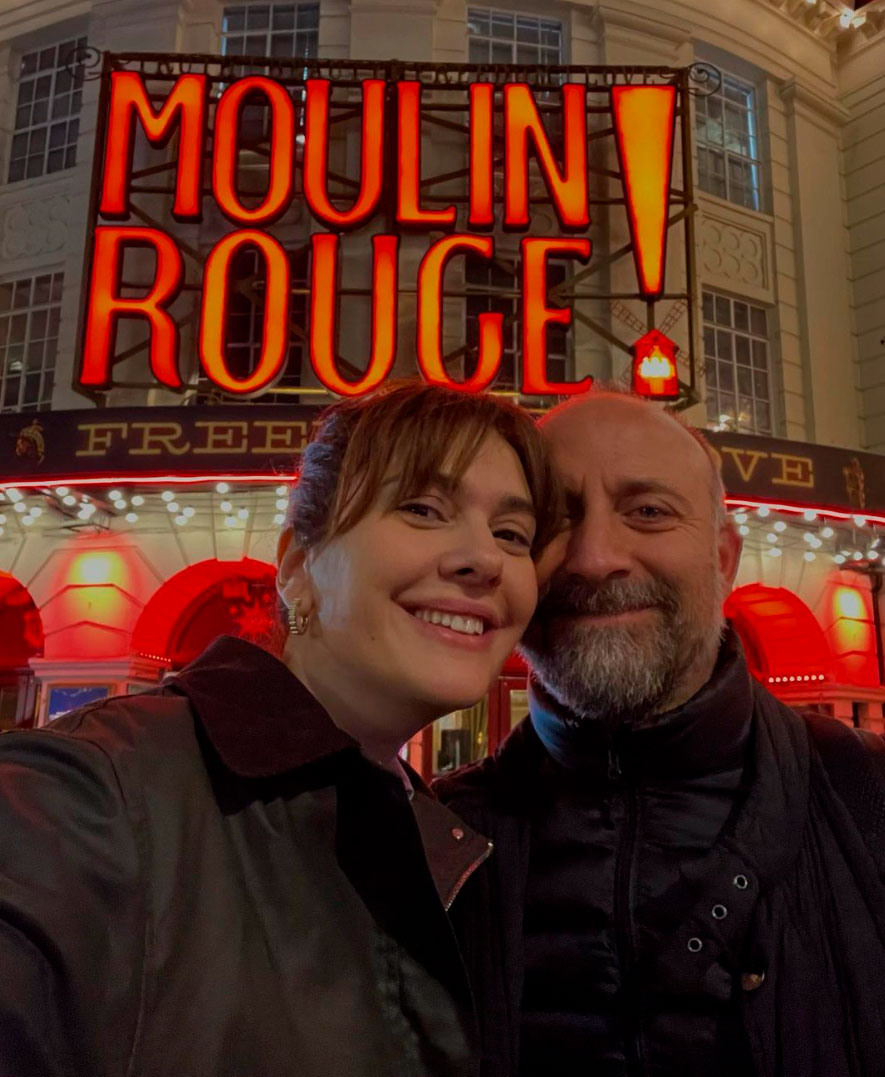 Bergüzar Korel y Halit Ergenc en el Moulin Rouge