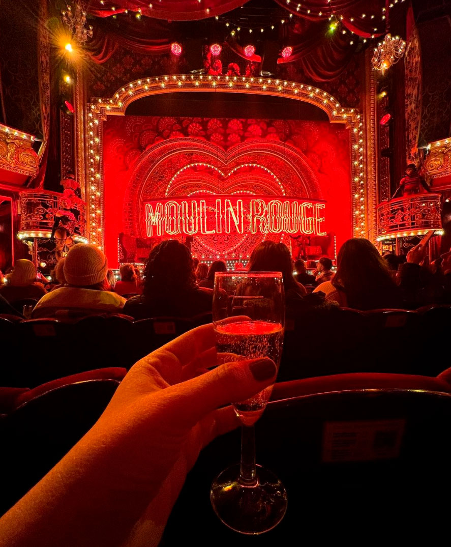 Bergüzar Korel con una copa en el Moulin Rouge