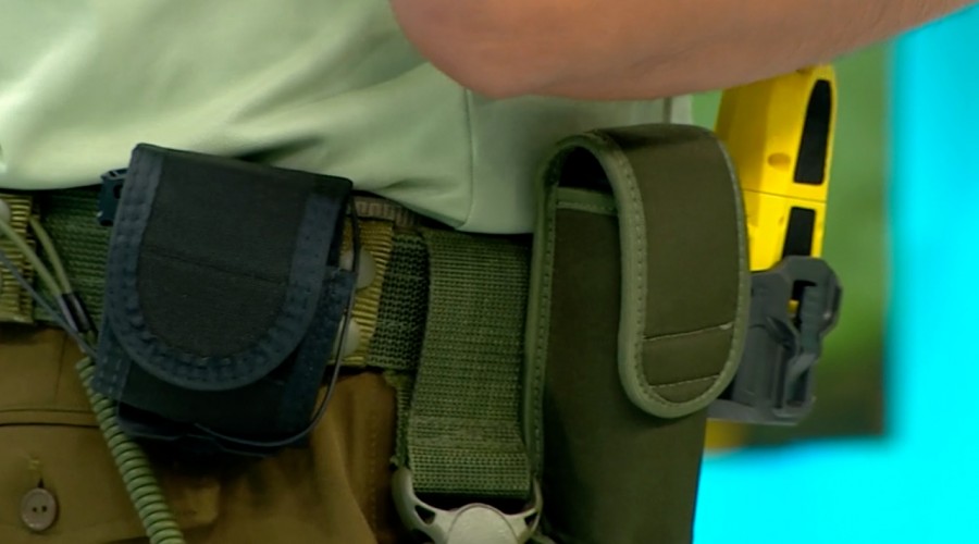 Con un arma no letal: Carabineros presentó su nuevo uniforme y herramientas en Mucho Gusto