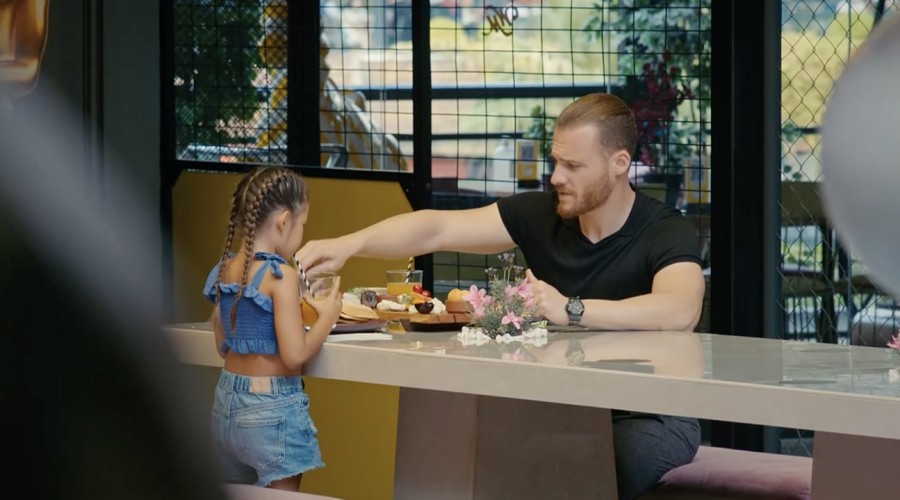 Eda vigila el paseo de Kiraz y Serkan (Capítulo 149 - Parte 2)