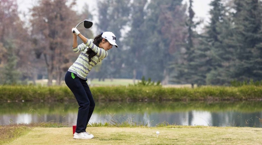 Conoce a Martina Ahumada: La joven de 18 años que se posiciona como una de las promesas del golf en Chile
