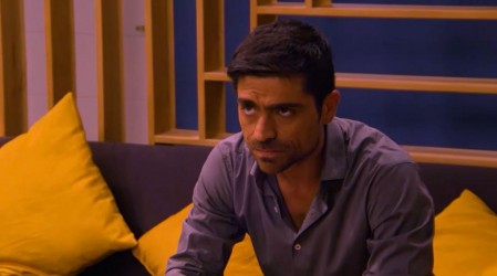 Rubén le cuenta a Sofía de la relación paralela de Julián y Victoria