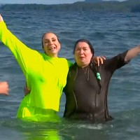 "¡Se va el helado Centella!": Las bromas de Neme tras chapuzón de Karen Doggenweiler en el lago Llanquihue
