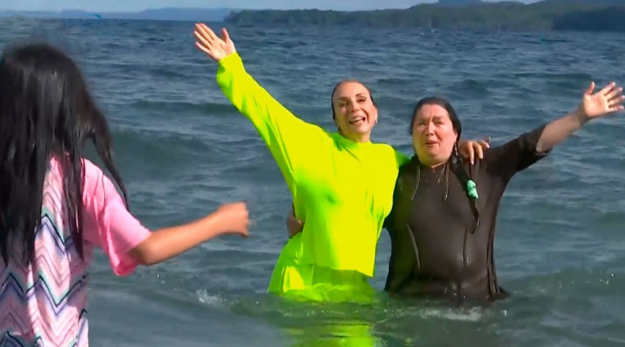 '¡Se va el helado Centella!': Las bromas de Neme tras chapuzón de Karen Doggenweiler en el lago Llanquihue