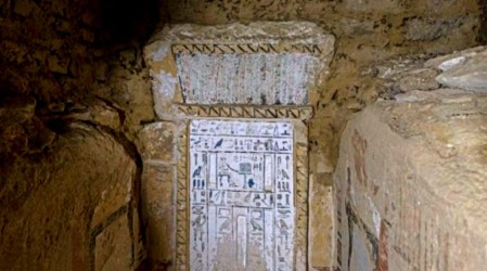 Nuevo hallazgo en Egipto: Descubren momia de 4.300 años de antigüedad cubierta de oro