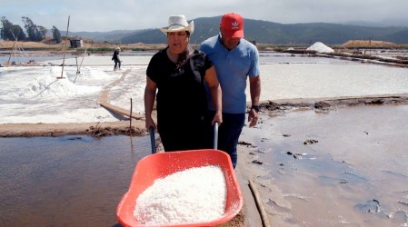 ¡Andrea Eltit aprende sobre la elaboración de sal!