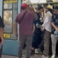 Pánico en el metro: Hombre amenaza con un arma a pasajeros del tren subterráneo