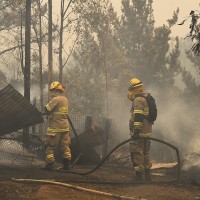 Conoce las 8 comunas que tendrán toque de queda por incendios forestales