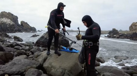 Koke Santa Ana se sumerge en el mar en búsqueda de mariscos