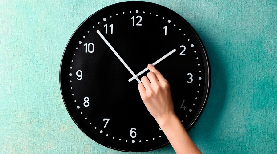 Nuevo cambio de hora en Chile: ¿Se deben adelantar o retrasar los relojes?