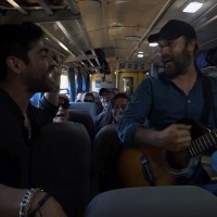 Etienne Bobenrieth y Andrés Velasco cantaron junto a los pasajeros del tren