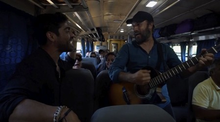 Etienne Bobenrieth y Andrés Velasco cantaron junto a los pasajeros del tren