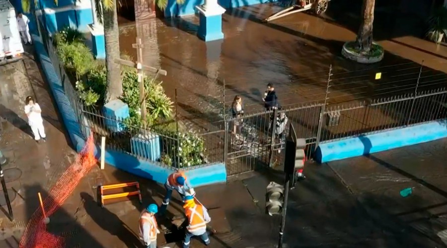 'El piso se va a podrir': Encargada de Iglesia La Viñita tras inudarse por rotura de matriz en Recoleta