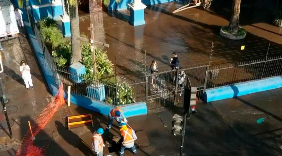 Recoleta suspendió clases en cuatro colegios por rotura de matriz de agua potable