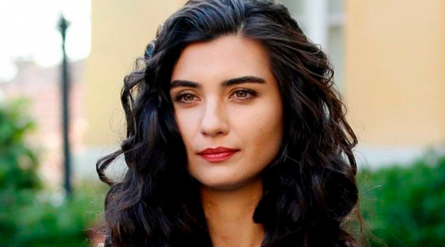 Interpretó a Elif: Así está Tuba Büyüküstün la protagonista de Kara Para Ask a nueve años de su estreno
