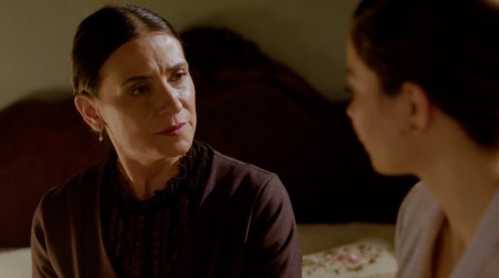 Ester le da un regalo especial a Eloísa