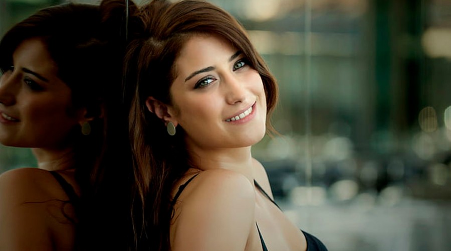 Protagonista de 'El secreto de Feriha' muestra por primera vez a su segunda hija Protagonista de 'El secreto de Feriha' muestra por primera vez a su segunda hija