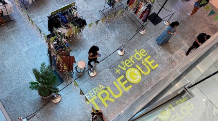 Falabella lleva a cabo feria en la que visitantes podrán intercambiar, donar o reciclar su ropa usada