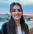 La actriz turca Hande Ercel se encuentra por estos días viajando por Italia y llamó la atención por su lujoso y costoso atuendo. Mira las imágenes acá.