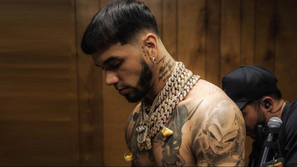 Anuel le lanza indirecta a Karol G y muestra su espalda: ¿Aún tiene el tatuaje de la 'Bichota'?