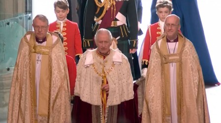 El príncipe Jorge sostuvo su capa: Así fue la entrada del rey Carlos III a la abadía de Westminster