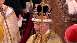 Con un serio semblante: El rey Carlos III fue coronado por el arzobispo de Canterbury