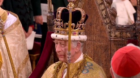 Con un serio semblante: El rey Carlos III fue coronado por el arzobispo de Canterbury