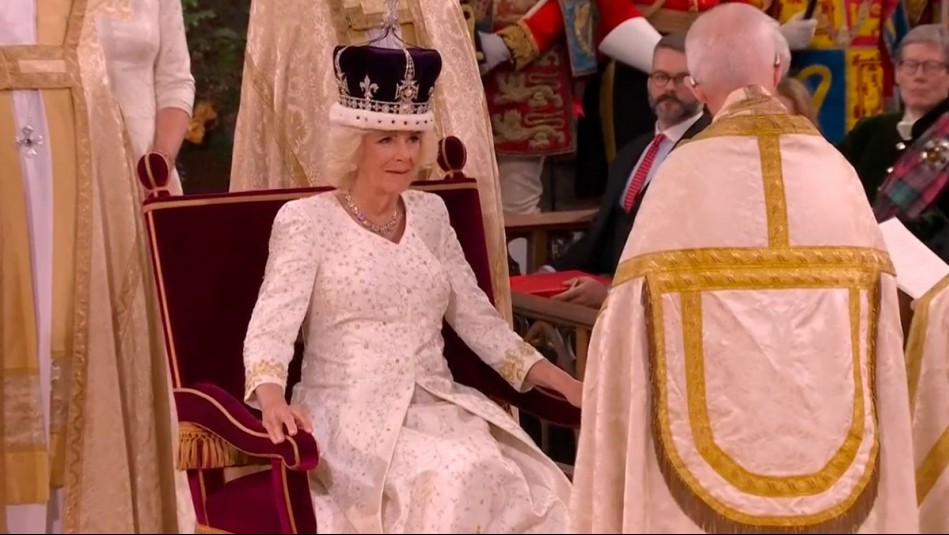 La reina consorte Camila fue coronada: La esposa del rey Carlos III se mostró sonriente en la ceremonia