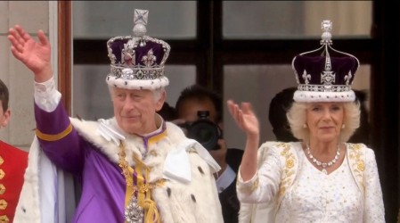 El príncipe Harry estuvo ausente: Familia real saludó desde el balcón tras coronación de Carlos III