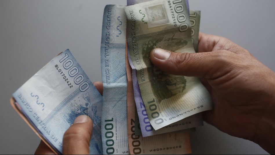 ¿Cuál es el sueldo mínimo en Chile?: Averigua quiénes lo reciben y cuándo aumentará a $440 mil