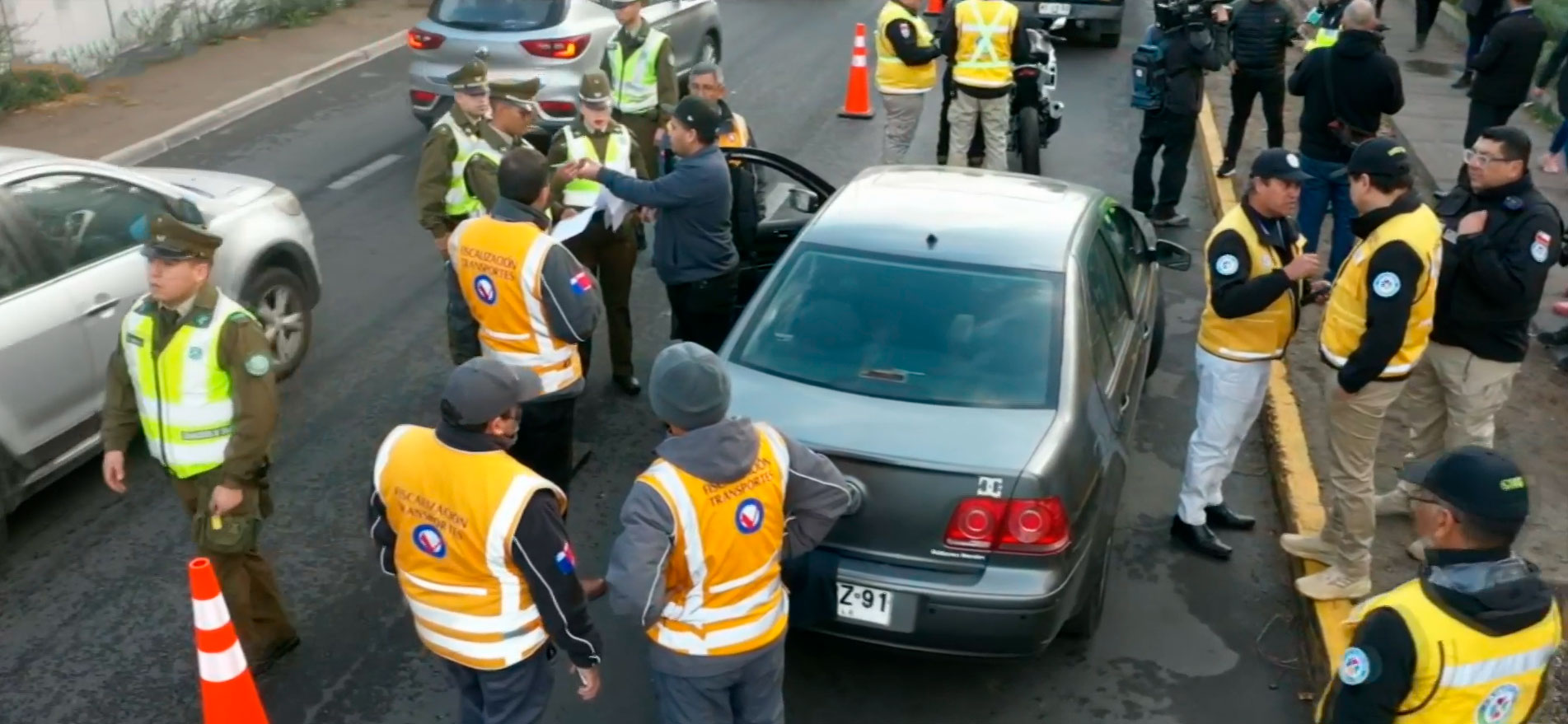 Conductor tapó la patente con ropa en La Florida