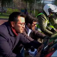 El divertido momento de Danilo Villegas por ayudar a una conductora en apuros