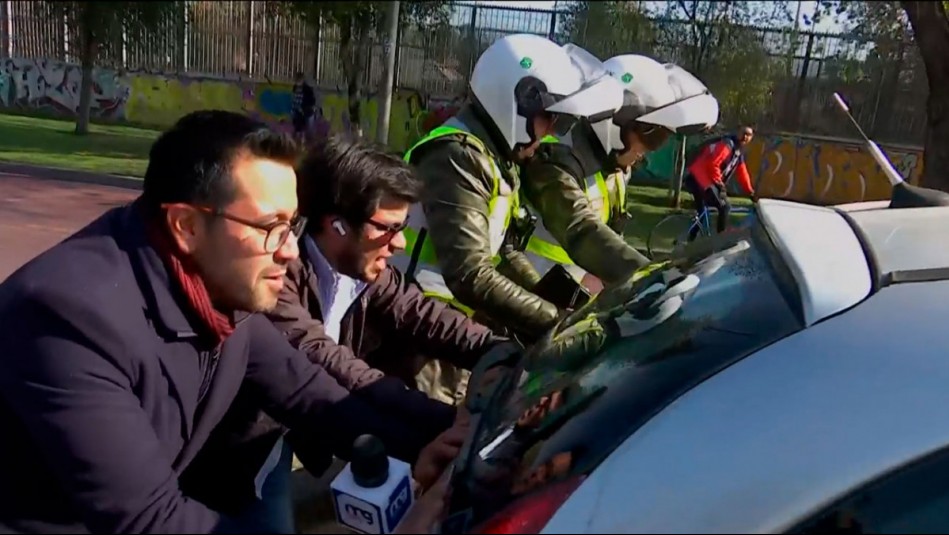 danilo-villegas-empuja-auto-en-panne 'Necesito aire': El divertido momento que protagonizó Danilo Villegas por ayudar a una conductora en apuros