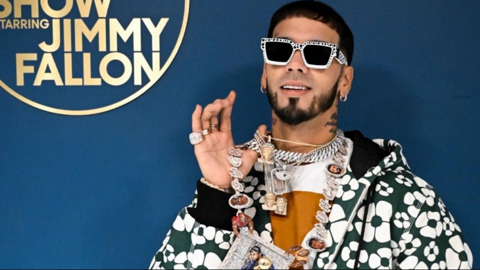 Las redes destrozan a Anuel por dejar caer una moto del escenario: 'No le sabe bajar el pie y menos apagarla'