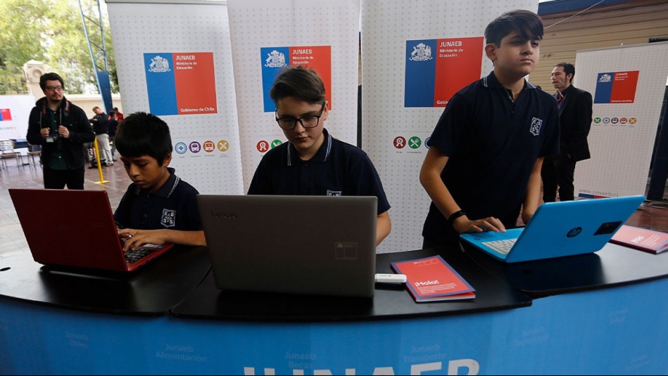 Comenzó entrega de Becas TIC: Averigua qué estudiantes reciben un computador gratis